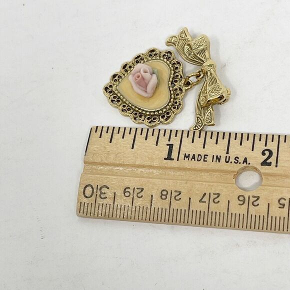Vtg 1928 Porcelain Rose Brooch Heart Dangle Ribbon Bow Gold Tone Lapel Pin‎ - Picture 6 of 6